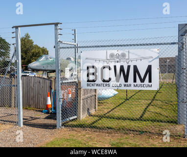 Schild am Eingang der Bentwaters Museum zum Kalten Krieg, Rendlesham, Suffolk, England, Großbritannien Stockfoto