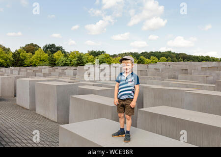 Junge, 6 Jahre, Besuch der Holocaust Denkmal für die getöteten Juden Europas während des Nationalsozialismus, BERLIN, GERMNY. Stockfoto