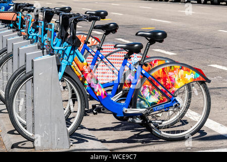 Feb 21, 2019 San Francisco/CA/USA - Bunte Bay Räder (ehemals Ford GoBike) Fahrräder bei einer Station geparkt; Motivieren (das Unternehmen, das die b Stockfoto
