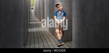 Junge, 6 Jahre, Besuch der Holocaust Denkmal für die getöteten Juden Europas während des Nationalsozialismus, BERLIN, GERMNY. Stockfoto