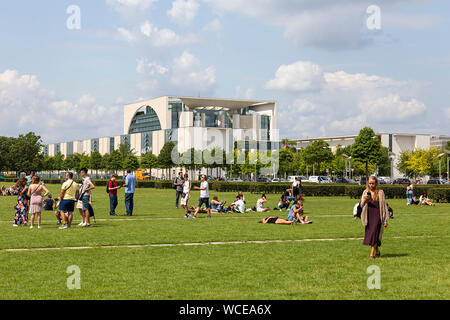 Touristen vor dem Bundeskanzleramt, Deutschland, Berlin, 02.08.2019. Stockfoto