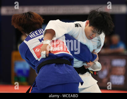 Tokio. 28 Aug, 2019. Yang Junxia (R) von China und Han Hee Ju von Südkorea während der ersten Runde der 63 kg-Klasse der Frauen an den 2019 World Judo Meisterschaften in Tokio, Japan, am 12.08.28, 2019 konkurrieren. Credit: Du Xiaoyi/Xinhua/Alamy leben Nachrichten Stockfoto