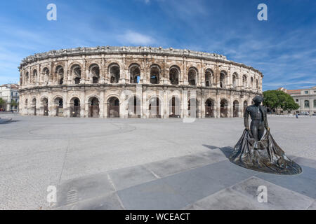 Die Messing Statue eines stierkämpfers vor der vollständigen, zwei - Geschichte, römische Arena in Nîmes. Stockfoto