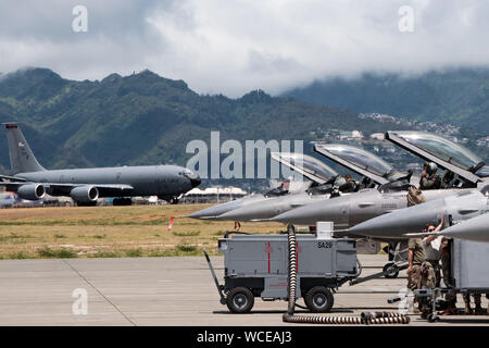 Einer KC-135 Stratotanker, Taxis der Flug Linie als Piloten aus Die 138 Fighter Wing für einen Ausfall während der Übung Sentry Aloha 19-2 23.08.2019 vorbereiten, bei der gemeinsamen Basis Pearl Harbor-Hickam, Hawaii. Die Übung beinhaltet Rücken-an-Rücken bekämpfen Sorties mit Besuch Flugzeuge von Air National Guard Einheiten und die Royal Australian Air Force. Sentry Aloha bietet den Teilnehmern eine facettenreiche, gemeinsamen Schauplatz mit Unterstützung der Infrastruktur und Personal. (U.S. Air National Guard Foto von älteren Flieger John linzmeier) Stockfoto