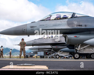 F-16 Fighting Falcons aus Die 138 Fighter Wing bereiten Sie sich auf einen Kampf sortie während der Übung Sentry Aloha 19-2 23.08.2019, Auf der gemeinsamen Basis Pearl Harbor-Hickam, Hawaii. Die langjährige Übung ist routinemäßig statt Flieger mit aktuellen, realistischen und kostengünstige Ausbildung zu ermöglichen. Diese Iteration von Sentry Aloha Air National Guard umfasst Mitglieder aus 15 Staaten und eine Einheit aus der Royal Australian Air Force. (U.S. Air National Guard Foto von älteren Flieger John linzmeier) Stockfoto