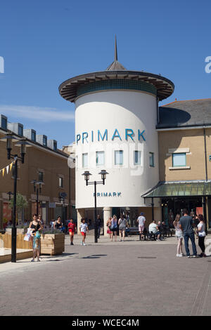 Besetzt Priorat Meadow Einkaufszentrum während der Sommerferien, Hastings, East Sussex, Großbritannien Stockfoto