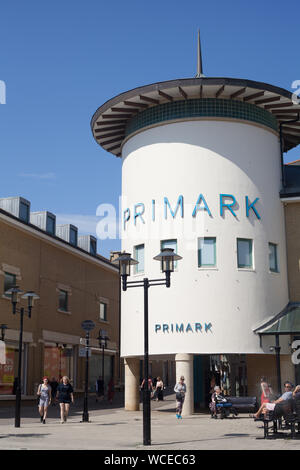 Besetzt Priorat Meadow Einkaufszentrum während der Sommerferien, Hastings, East Sussex, Großbritannien Stockfoto