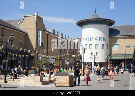 Besetzt Priorat Meadow Einkaufszentrum während der Sommerferien, Hastings, East Sussex, Großbritannien Stockfoto