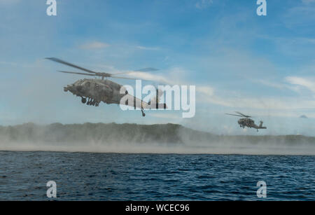 190827-N-QL 471-1013 Santa Rita, Guam (Aug. 27, 2019) MH-60S Seahawk Hubschrauber, auf der "Insel der Ritter" Hubschrauber Meer Combat Squadron (HSC) 25, U.S. Marines, 3 Reconnaissance Bataillon zugeordnet, 3rd Marine Division und 3Rd Marine Division, die Beseitigung von Explosivstoffen 1 Platoon, und Mitglieder von Her Majesty's Neuseeland Schiff Matataua (HEMIGRAMMUS Matataua) während einer helocasting Experte Wissensaustausch als Teil der Übung HYDRACRAB. HYDRACRAB ist ein viereck Übung durch Kräfte aus Australien, Kanada, Neuseeland, und U.S. Naval Forces. Die Purpos Stockfoto