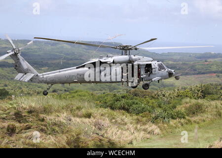 Us-Marines mit 3 Reconnaissance Bataillon, 3rd Marine Division und Matrosen mit explosiven Verpackungsverordnung Entsorgung Mobile Unit 5, führen Sie eine schnelle Seil Einfügen von einem MH-60S Seahawk Hubschrauber während der Übung HYDRACRAB in Santa Rita, Guam, Nov. 20, 2019. HYDRACRAB ist eine multilaterale Übung mit US-Marines und Matrosen mit militärischen Service Mitglieder aus Australien, Kanada und Neuseeland. Der Zweck dieser Übung ist es, den Teilnehmenden die Beseitigung von Explosivstoffen Kräfte als integrierte, leistungsfähige und effektive Allied Force bereit, in einer sich wandelnden und Ergänzungen für Arbeiten zur Vorbereitung Stockfoto