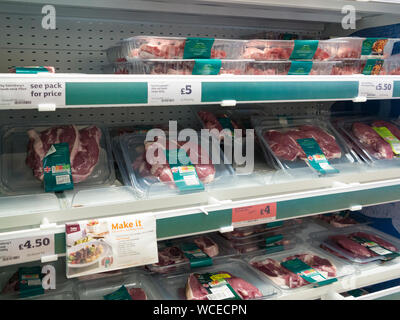 Britisches Fleisch zum Verkauf auf einem Sainsbury Supermarkt Regal, Großbritannien Stockfoto