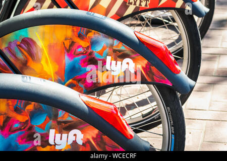 Feb 21, 2019 San Francisco/CA/USA - Nahaufnahme von lyft Logo auf einer Bucht Räder Fahrrad Rad an einer Station geparkt; Motivieren (das Unternehmen, das die b Stockfoto