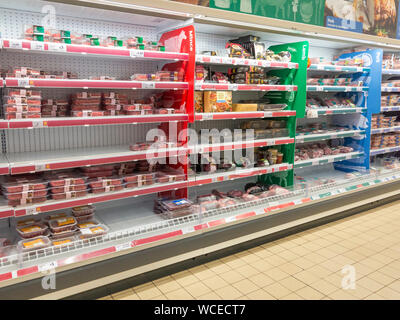 Fleisch zum Verkauf auf einem Sainsbury Supermarkt Regal, Großbritannien Stockfoto