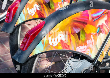 Feb 21, 2019 San Francisco/CA/USA - Nahaufnahme von lyft Logo auf einer Bucht Räder Fahrrad Rad an einer Station geparkt; Motivieren (das Unternehmen, das die b Stockfoto