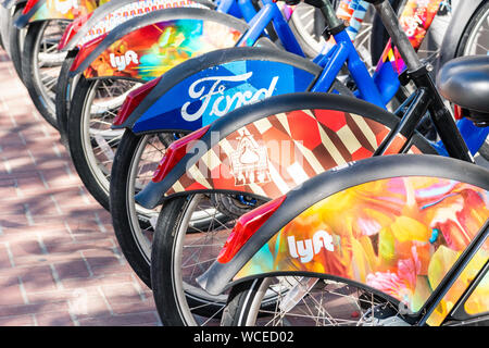 Feb 21, 2019 San Francisco/CA/USA - Bunte Bay Räder (ehemals Ford GoBike) Fahrräder bei einer Station geparkt; Motivieren (das Unternehmen, das die b Stockfoto