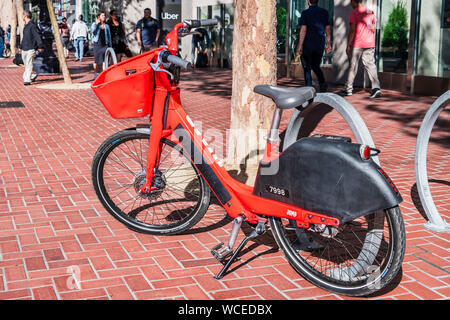 August 21, 2019 San Francisco/CA/USA - JUMP bike vor uber Hauptsitz in SoMa district geparkt; JUMP ist ein dockless Elektrofahrrad sharin Stockfoto