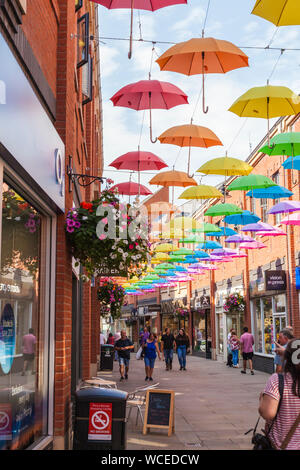 Eine farbige Darstellung der Schirme, die obenliegend in der Fürstbischöfe Shopping Precinct in Durham, England, Großbritannien Stockfoto