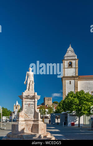 König Pedro V Statue, Santa Maria da devesa Kirche, an Praça Dom Pedro, Quadrat in der Stadt von Castelo de Vide, Portalegre, Alto Alentejo, Portugal Stockfoto