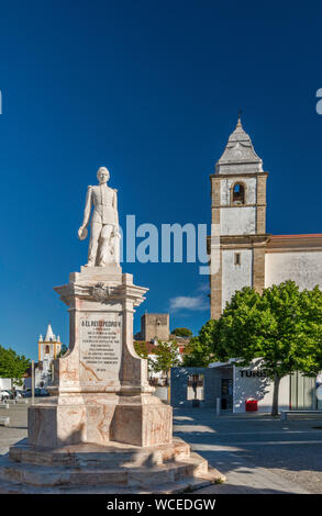 König Pedro V Statue, Santa Maria da devesa Kirche, an Praça Dom Pedro, Quadrat in der Stadt von Castelo de Vide, Portalegre, Alto Alentejo, Portugal Stockfoto