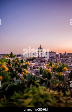 St Peters Basillica, Rom, bei Nacht Stockfoto