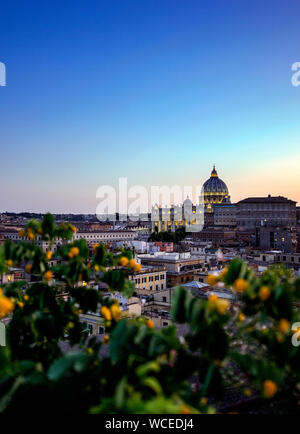 St Peters Basillica, Rom, bei Nacht Stockfoto