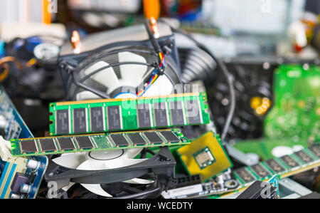 Detailansicht des elektronischen Abfälle von weggeworfenen Computer Teile. Stapel verwendet oder veraltete Laptop und PC-Komponenten. Erinnerungen, Lüfter, Platinen, Prozessoren. Stockfoto