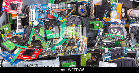 E-Recycling von Abfällen. Gebrauchte Computer Teile. Elektronische, Kunststoff und Metall verweigern. Große bunte Haufen entsorgt oder veraltete Laptop und PC-Komponenten. Stockfoto