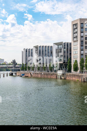 Der Westhafen Stadtteil von Frankfurt am Main. In diesem Bereich ist der Hafen und Marina, der Westhafen Tower ist das höchste Gebäude auch als das Gerippte bekannt. Stockfoto