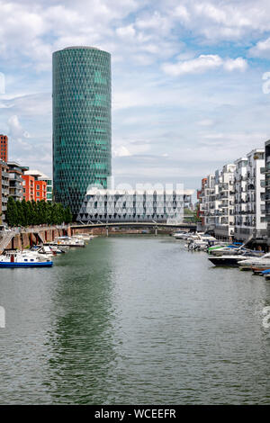 Der Westhafen Stadtteil von Frankfurt am Main. In diesem Bereich ist der Hafen und Marina, der Westhafen Tower ist das höchste Gebäude auch als das Gerippte bekannt. Stockfoto