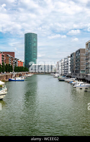 Der Westhafen Stadtteil von Frankfurt am Main. In diesem Bereich ist der Hafen und Marina, der Westhafen Tower ist das höchste Gebäude auch als das Gerippte bekannt. Stockfoto