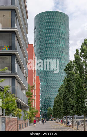 Der Westhafen Stadtteil von Frankfurt am Main. In diesem Bereich ist der Hafen und Marina, der Westhafen Tower ist das höchste Gebäude auch als das Gerippte bekannt. Stockfoto