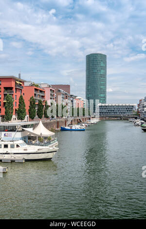 Der Westhafen Stadtteil von Frankfurt am Main. In diesem Bereich ist der Hafen und Marina, der Westhafen Tower ist das höchste Gebäude auch als das Gerippte bekannt. Stockfoto