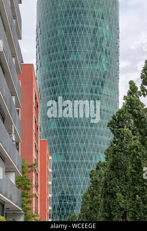 Der Westhafen Stadtteil von Frankfurt am Main. In diesem Bereich ist der Hafen und Marina, der Westhafen Tower ist das höchste Gebäude auch als das Gerippte bekannt. Stockfoto