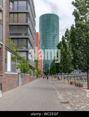 Der Westhafen Stadtteil von Frankfurt am Main. In diesem Bereich ist der Hafen und Marina, der Westhafen Tower ist das höchste Gebäude auch als das Gerippte bekannt. Stockfoto