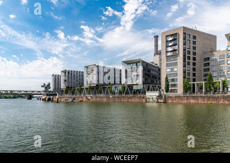 Der Westhafen Stadtteil von Frankfurt am Main. In diesem Bereich ist der Hafen und Marina, der Westhafen Tower ist das höchste Gebäude auch als das Gerippte bekannt. Stockfoto