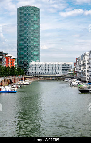 Der Westhafen Stadtteil von Frankfurt am Main. In diesem Bereich ist der Hafen und Marina, der Westhafen Tower ist das höchste Gebäude auch als das Gerippte bekannt. Stockfoto