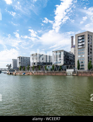 Der Westhafen Stadtteil von Frankfurt am Main. In diesem Bereich ist der Hafen und Marina, der Westhafen Tower ist das höchste Gebäude auch als das Gerippte bekannt. Stockfoto