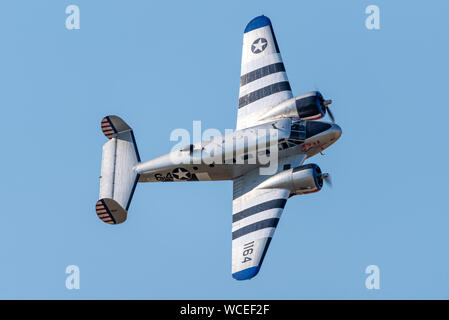 Buche 18 Flugzeuge fliegen auf der Children in Need Little Gransden Air & Car Show, Großbritannien. Klassisches, Vintage-Flugzeug Stockfoto