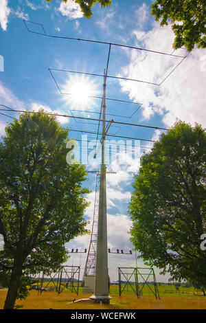 Radiostation Grimeton: Sendeantenne gegen die Sonne Stockfoto