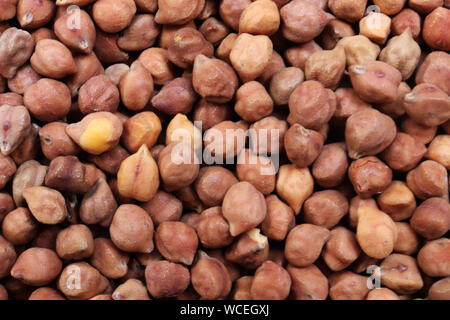 Getrocknete schwarze Kichererbsen als abstrakter Hintergrund Textur, gesundes Essen Stockfoto