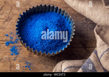 Blue spirulina Pulver in einer kleinen Schüssel vintage Stockfoto
