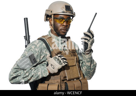 Amerikanischer Soldat an Kamera suchen, mit Radio Installation für die Fernkommunikation. Afrikanische Mann Soldat trägt Uniform und großen Rüstung der Kommunikation mit der Zentrale. Stockfoto