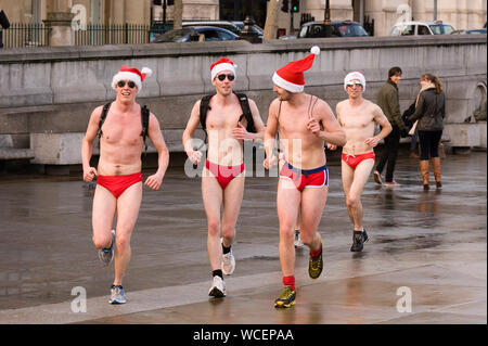 Hunderte von Santas Flut Trafalgar Square für den jährlichen, globalen Phänomen der Santacon. Es gab carolling und sprießen werfen, viele übernimmt die Tr Stockfoto