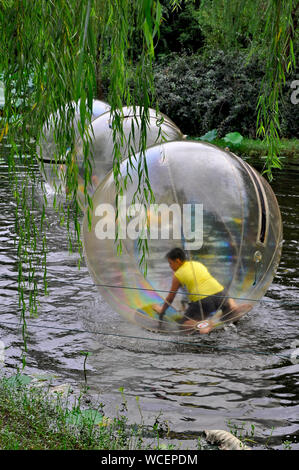 Spaß und Spiele in Kunststoff Blasen auf einen Park See in Nantong China Stockfoto