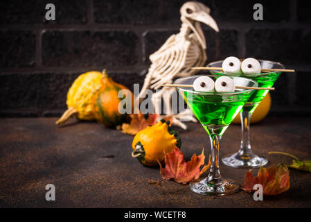 Halloweens spooky Trinken grüne Martini Cocktail Stockfoto