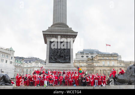 Hunderte von Santas Flut Trafalgar Square für den jährlichen, globalen Phänomen der Santacon. Es gab carolling und sprießen werfen, viele übernimmt die Tr Stockfoto