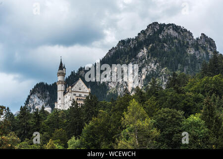 Horizontale erschossen. Blick aus dem Dorf Hohenschwangau auf dem Schloss Neuschwanstein - berühmte Europa und Deutschen Wahrzeichen im Stil der Romanik Revi Stockfoto