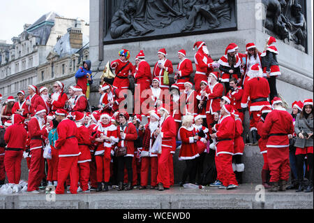 Hunderte von Santas Flut Trafalgar Square für den jährlichen, globalen Phänomen der Santacon. Es gab carolling und sprießen werfen, viele übernimmt die Tr Stockfoto