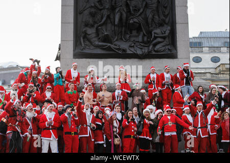 Hunderte von Santas Flut Trafalgar Square für den jährlichen, globalen Phänomen der Santacon. Es gab carolling und sprießen werfen, viele übernimmt die Tr Stockfoto