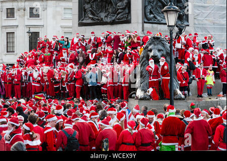 Hunderte von Santas Flut Trafalgar Square für den jährlichen, globalen Phänomen der Santacon. Es gab carolling und sprießen werfen, viele übernimmt die Tr Stockfoto